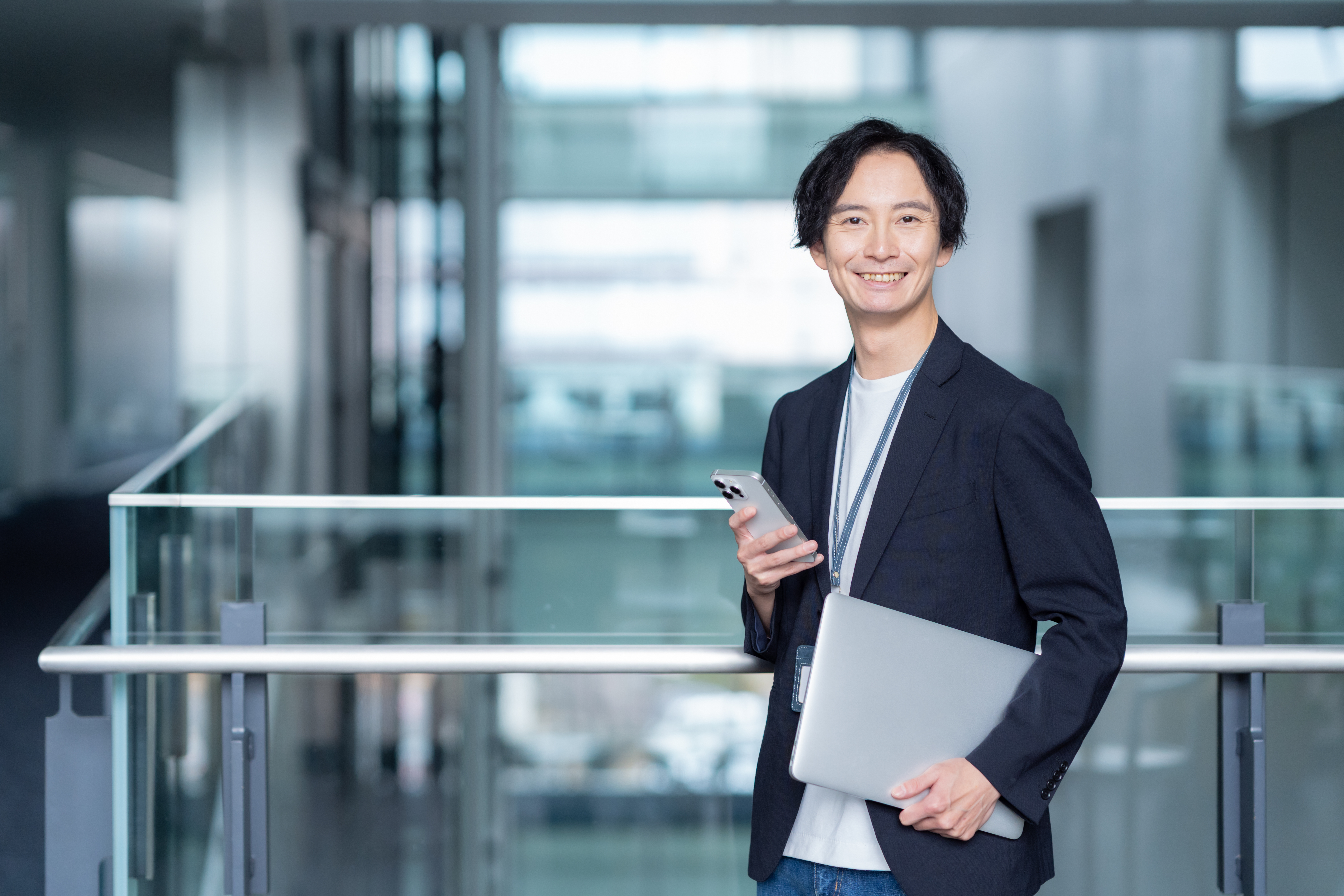 スマホで相談する男性